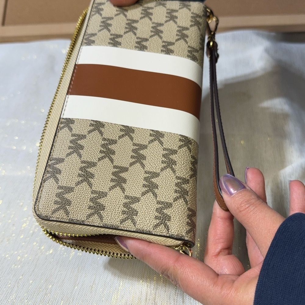 NWOT MICHAEL KORS WALLET - Picture 7 of 12